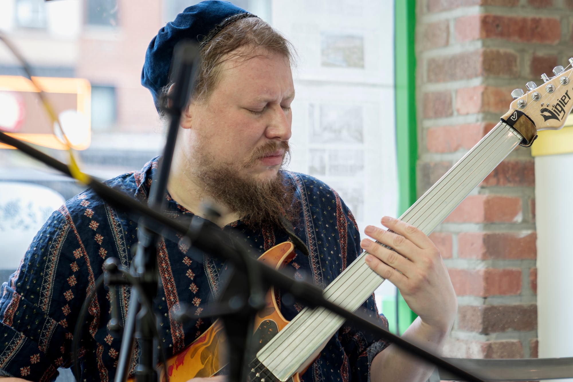 Fretless guitar