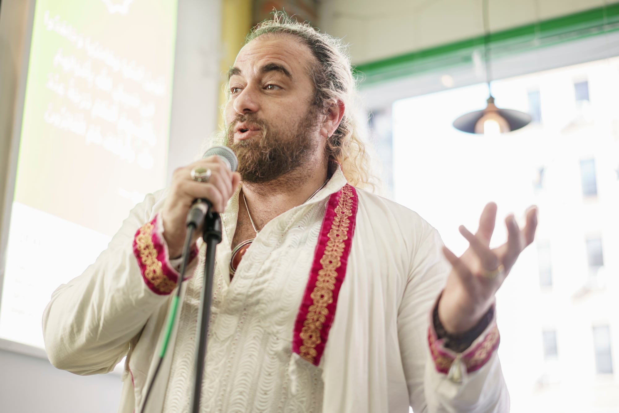 Singer at the microphone